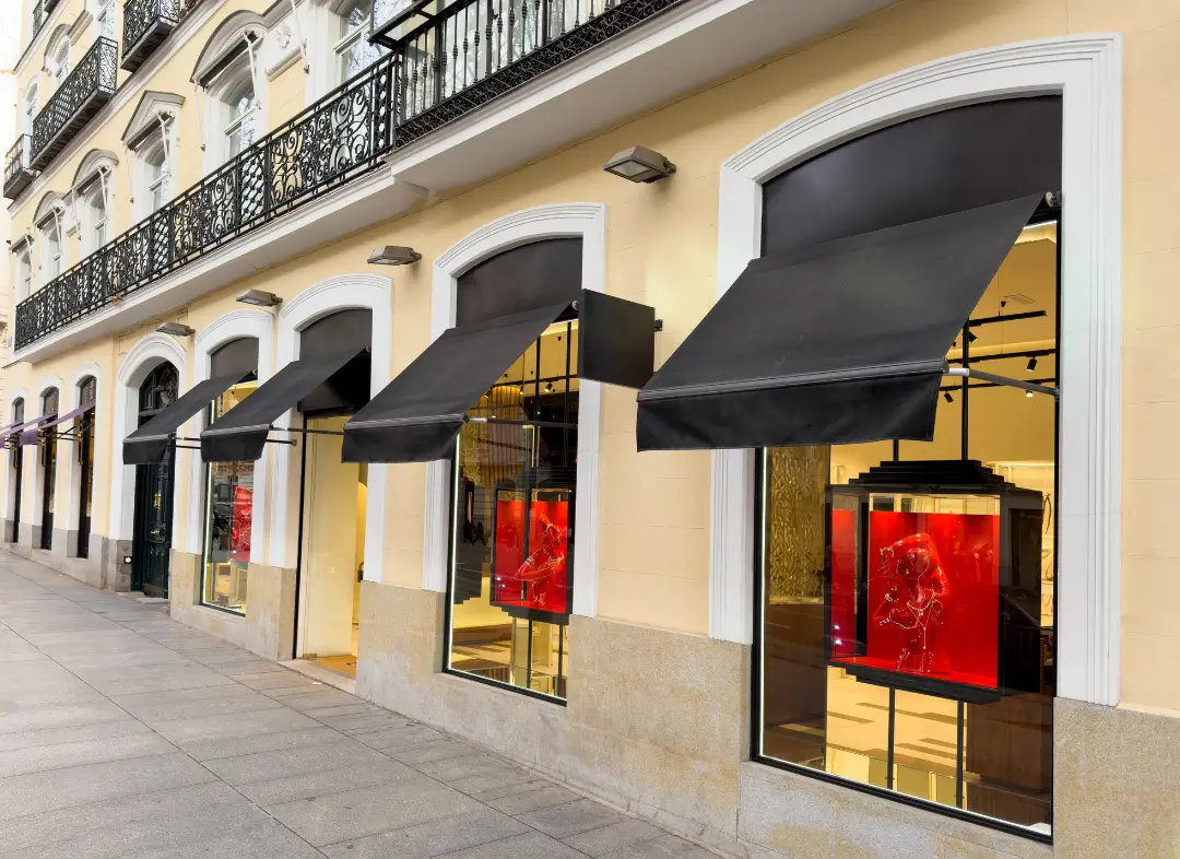 Façade vitrine de magasin en aluminium sur mesure à La Colle-sur-Loup